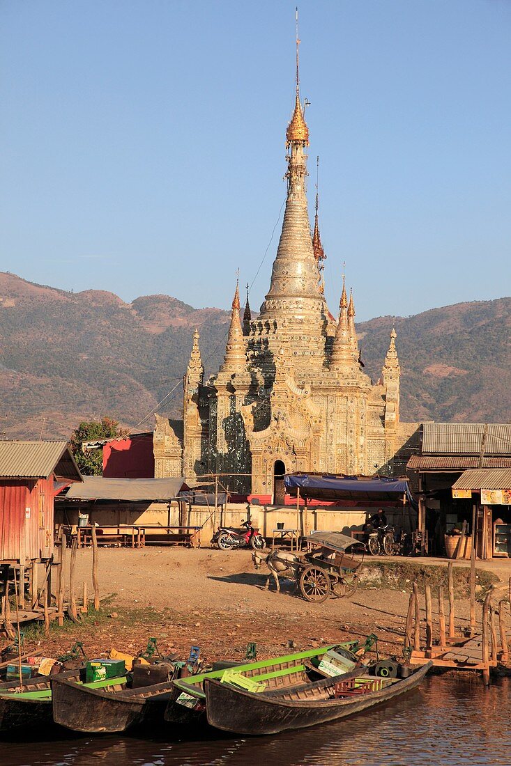 Myanmar, Burma, Nyaungshwe, small pagoda, Nan Chaung Canal, boats