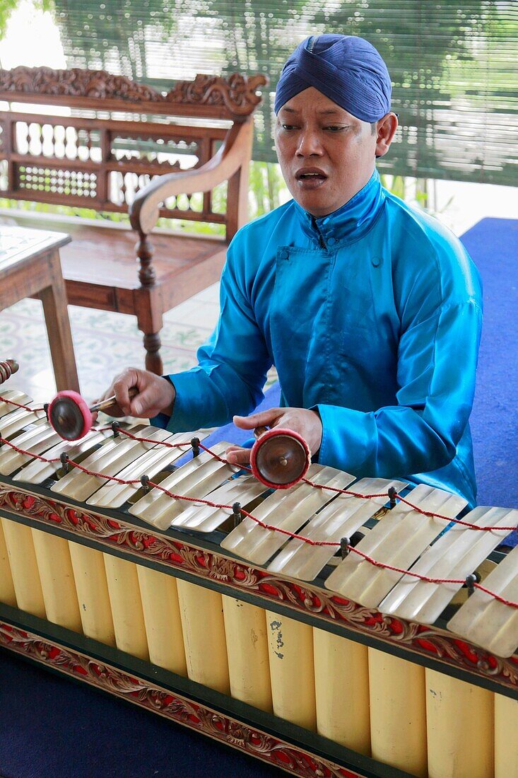 Indonesia, Java, Yogyakarta, gamelan musician