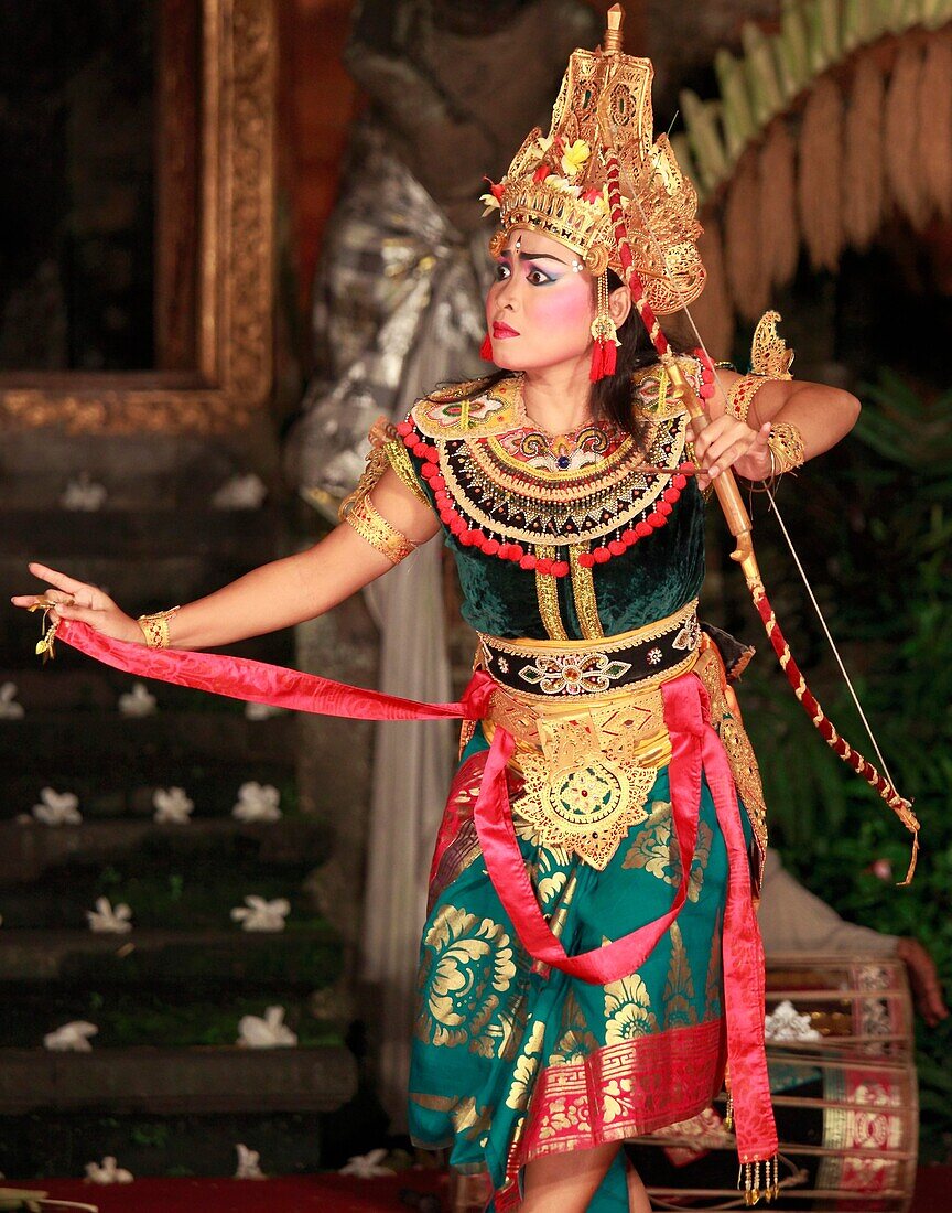 Indonesia, Bali, Ubud, classical dancer, Ramayana ballet performance