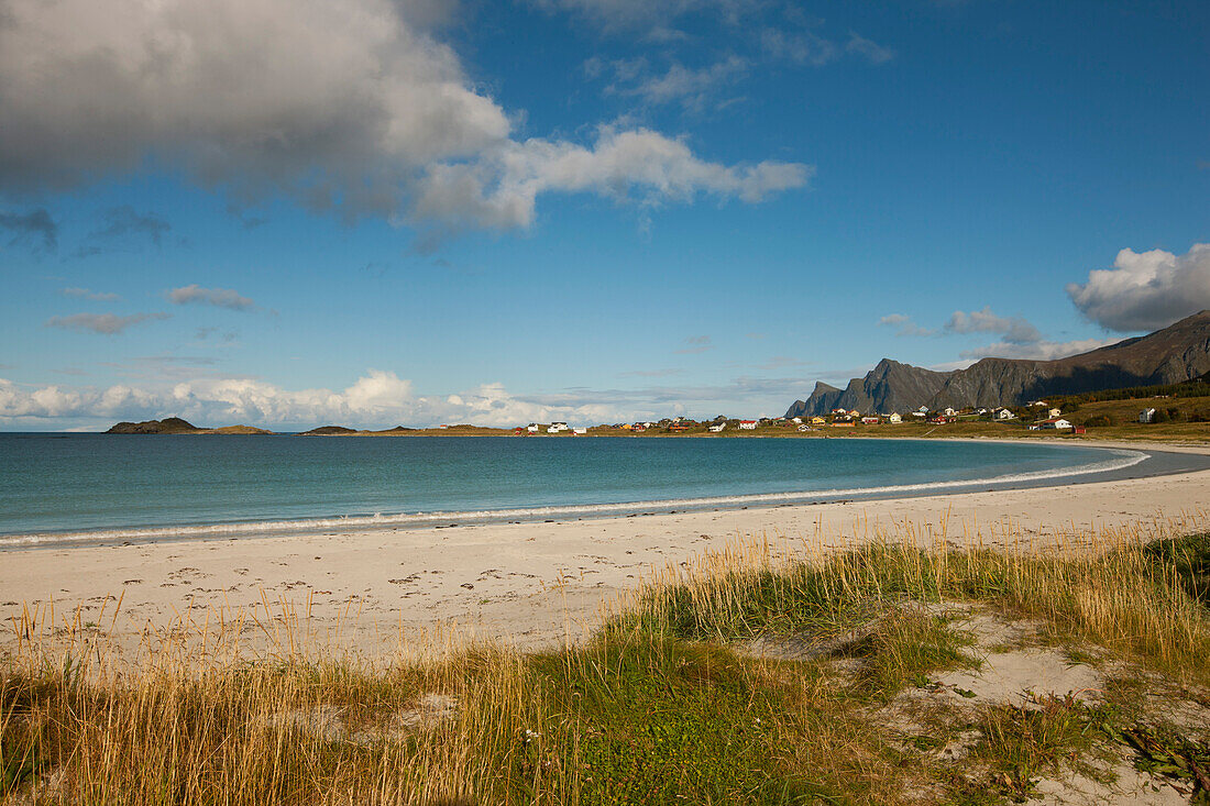 Blick auf den Strand bei Ramberg, Landschaft auf den Lofoten, Herbst, Flagstadoy, Nordland, Norwegen, Skandinavien, Europa