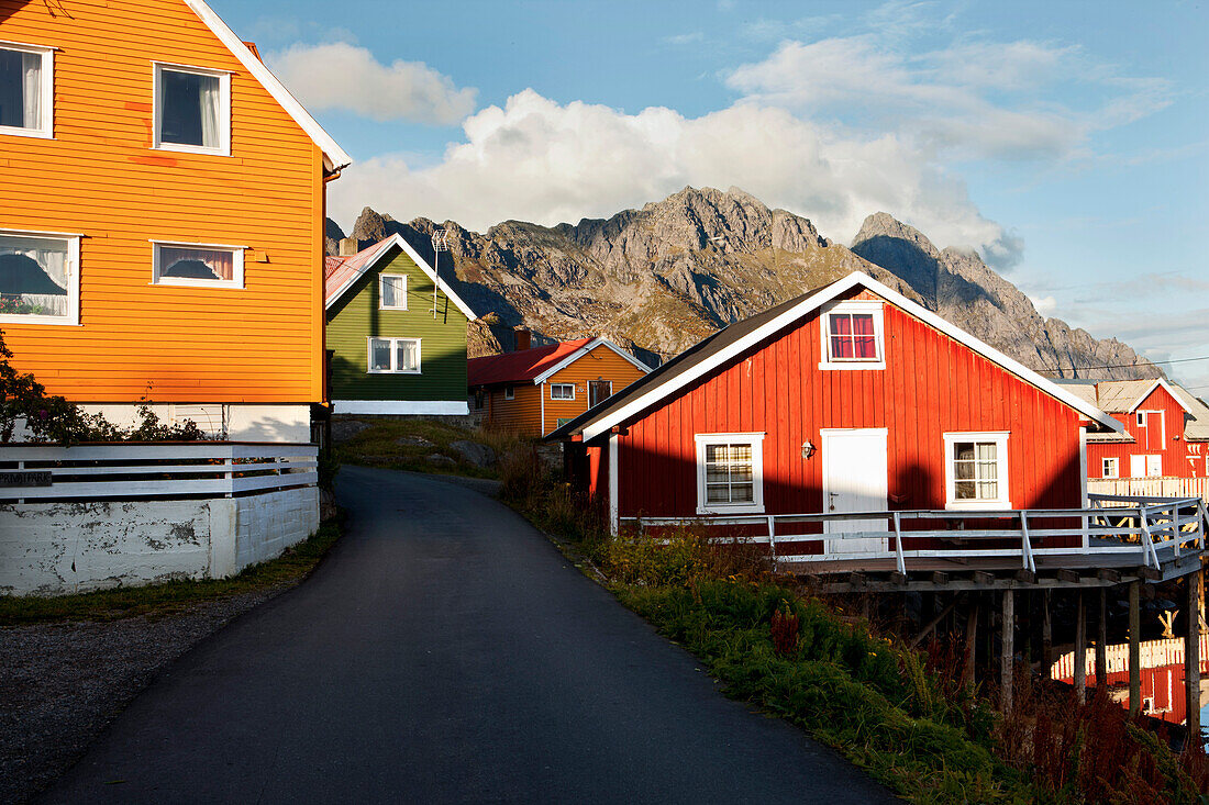 Bunte Holzhäuser in Henningsvaer, Landschaft auf den Lofoten, Herbst, Austvagoy, Nordland, Norwegen, Skandinavien, Europa