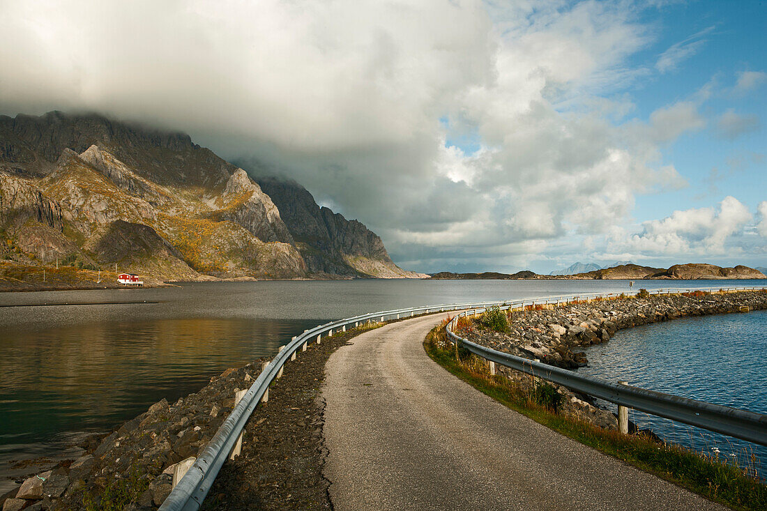 Straße über Wasser, auf den Lofoten, Herbst, Landschaft, Austvagoy, Nordland, Norwegen, Skandinavien, Europa