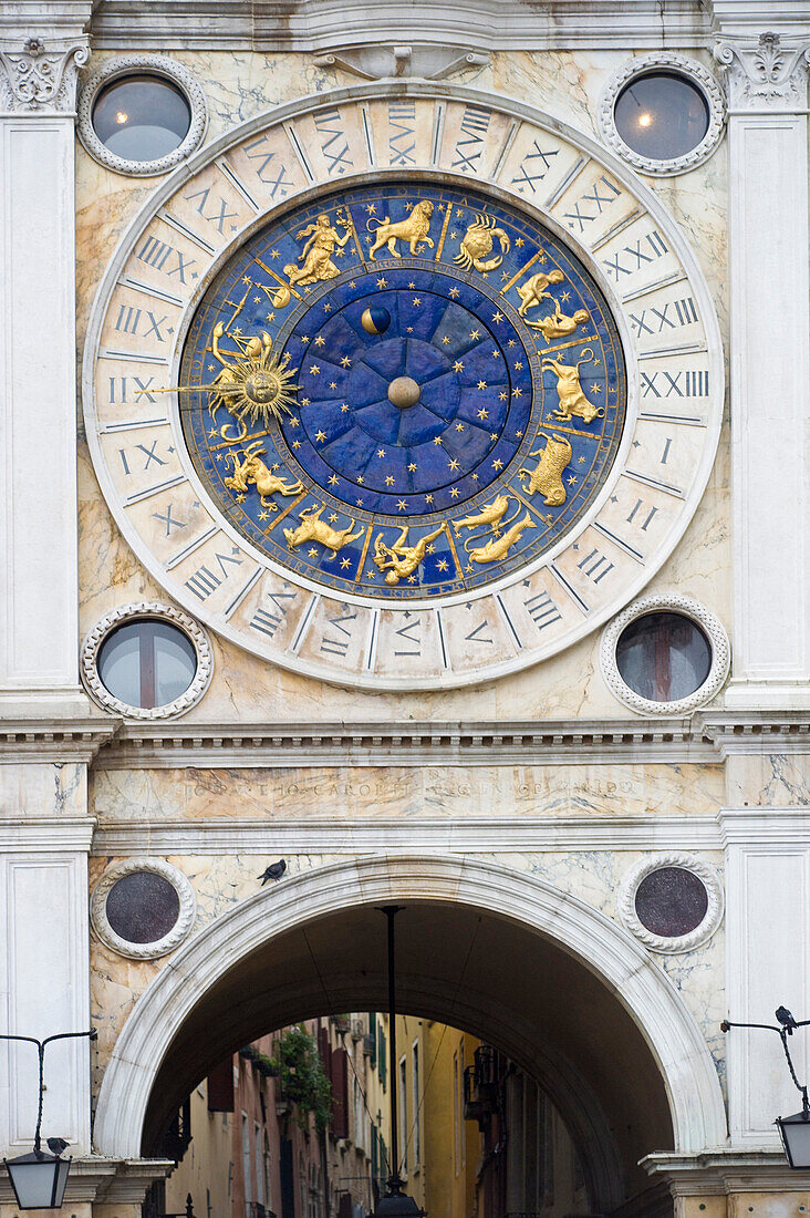 Uhrenturm mit astronomischer Uhr, Markusplatz, Venedig, Venetien, Italien