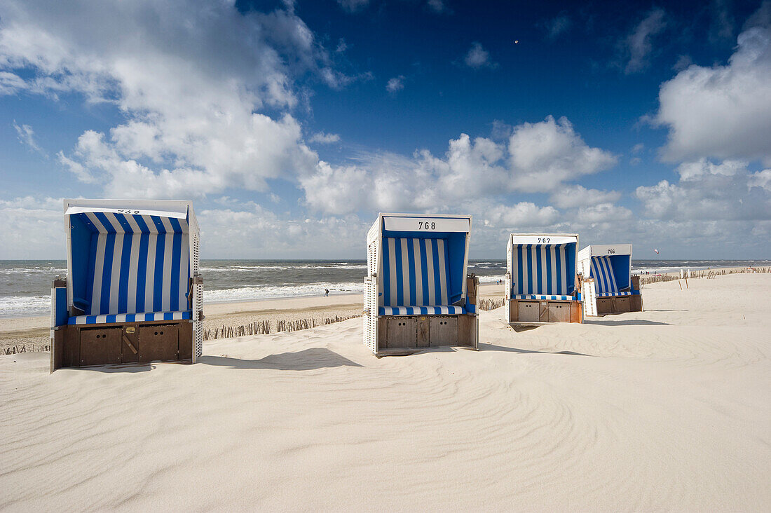 Strandkörbe am Sandstrand, Westerland, Sylt, Schleswig-Holstein, Deutschland