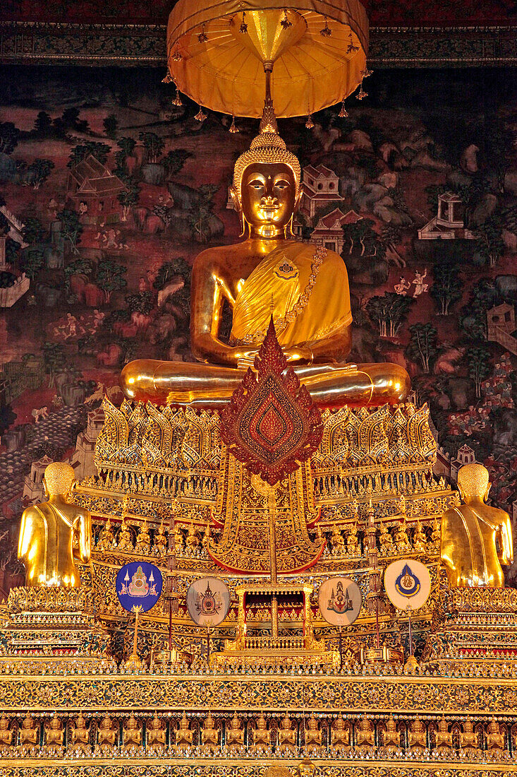 Meditating Buddha Called Phra Puttha Devapatimakorn By the King Rama I. the Pedestal Holds the Sovereign's Ashes, Statue in the Ubosoth, Wat Pho (Wat Phra Chetupon) Or Temple of the Reclining Buddha, Bangkok, Thailand, Asia