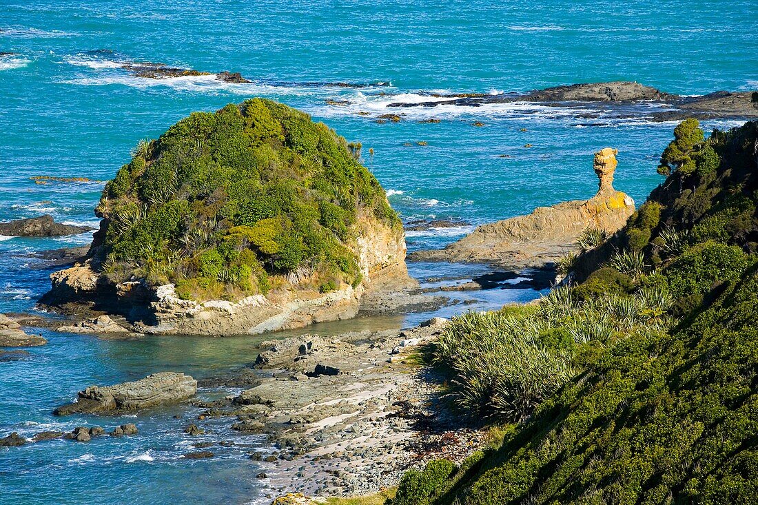 New Zealand, Southland, The Catlins Lush vegetation meets the rocky coastline of the Catlins Forest Park near the town of Papatowai