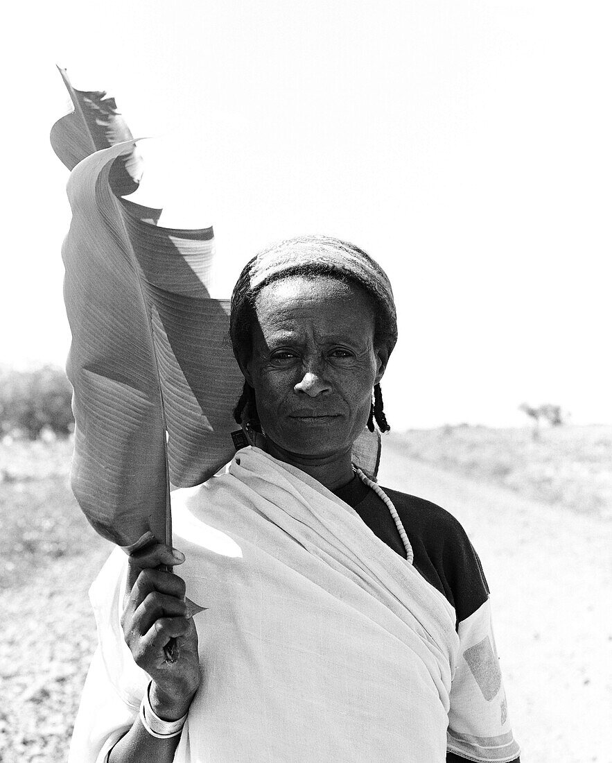 Äthiopische Frau im Gewand mit Blatt