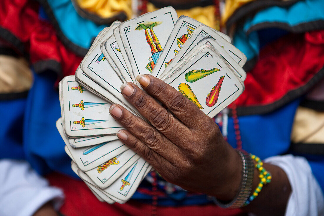Kartenlegerin hält Karten zum Wahrsagen in Hand, Callejon de Hamel, Havanna, Kuba, Karibik