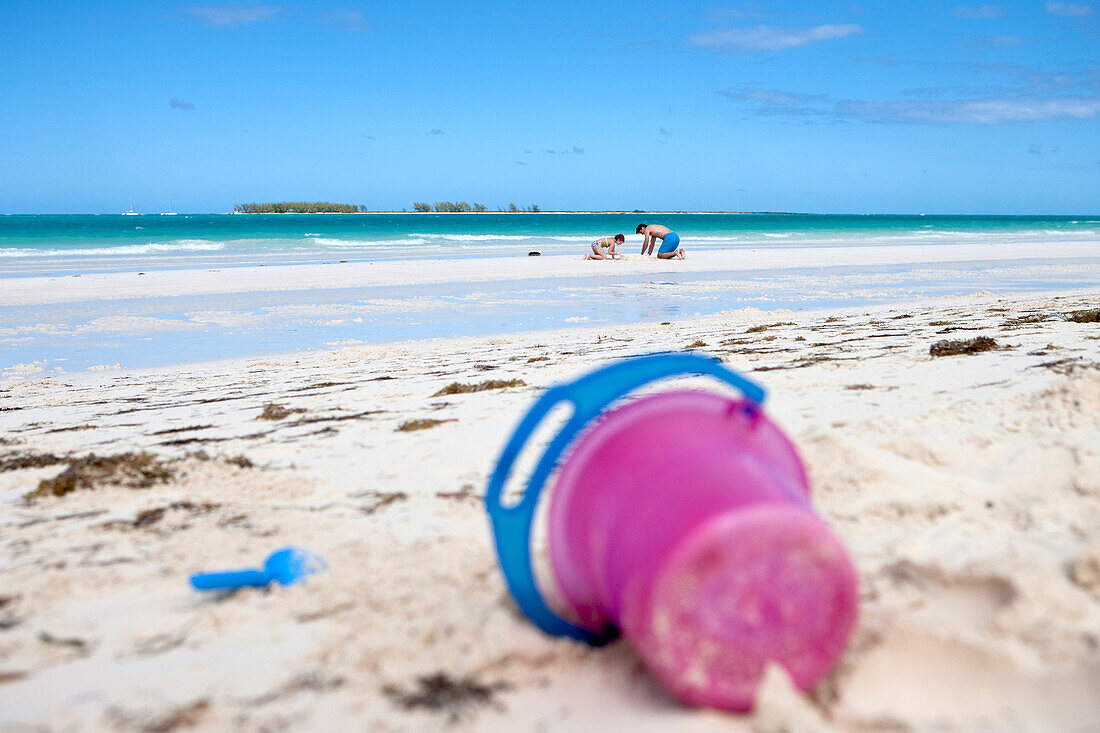 Spielzeug Eimer am feinsandigen Strand Playa Pilar, ausgezeichnet als einer der 10 schönsten der Karibik, Cayo Guillermo, Jardines del Rey, Provinz Ciego de Avila, Kuba, Karibik