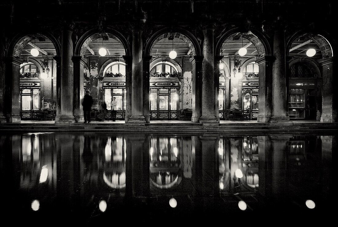 Café Florian, Piazza San Marco in der Nacht, Hochwasser, Aqua Alta, Veneto, Venedig, Italien