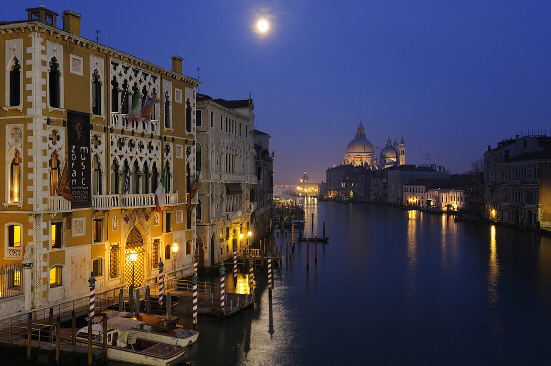 Mond, Canal Grande, Santa Maria della Salute, Venedig, Veneto, Italien