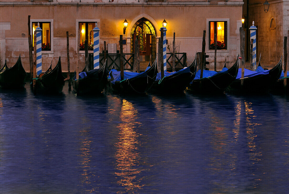 Gondeln vor einem Haus, Canal Grande, Venedig, Veneto, Italien