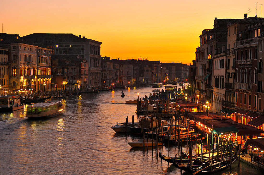 Blick von Rialtobrücke über Canal Grande, Canale Grande, Veneto, Venedig, Italien