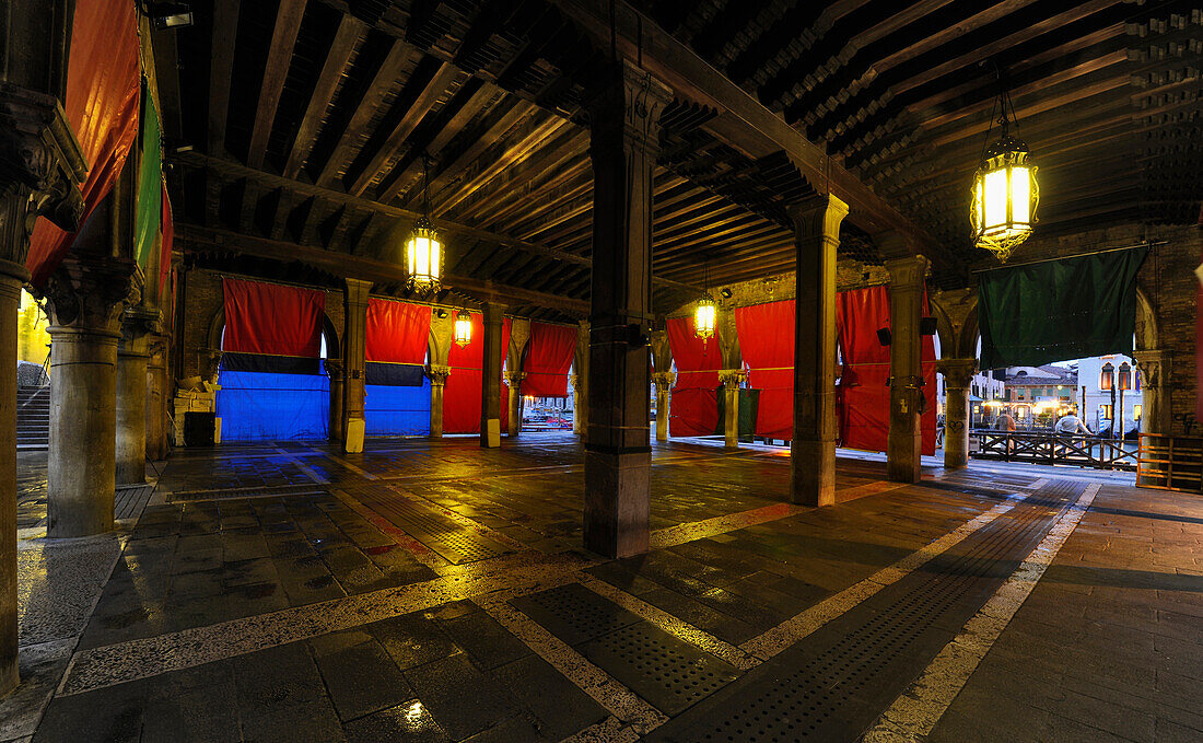 Beleuchtete Halle, Fischmarkt am Abend, Veneto, Venedig, Italien