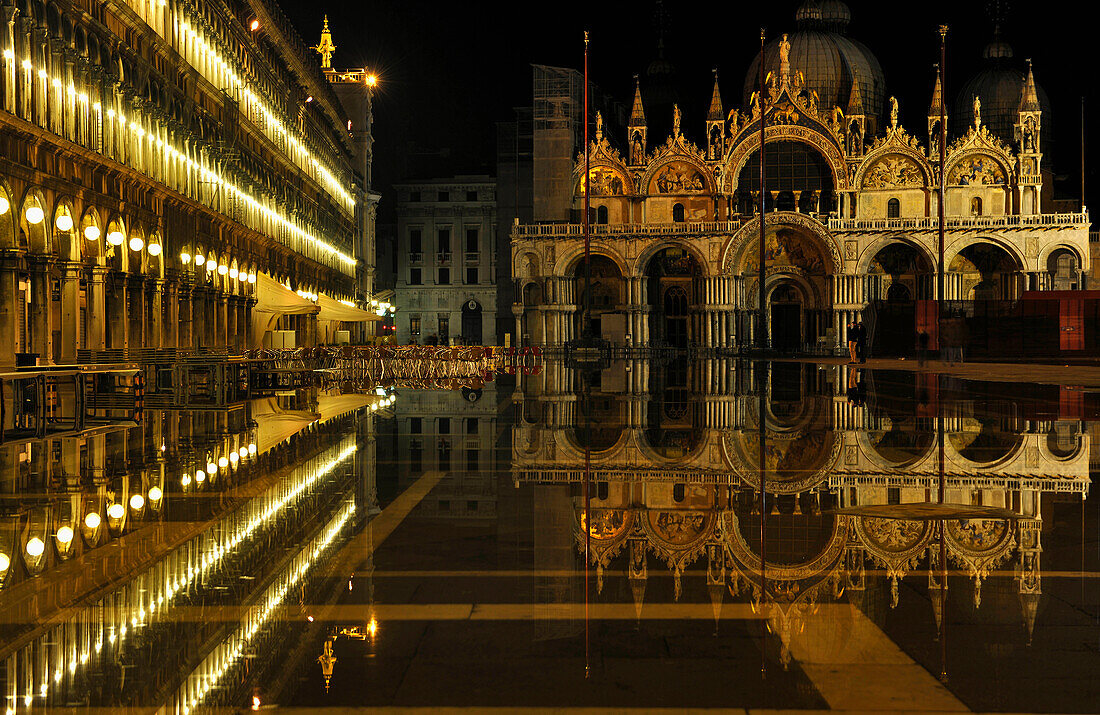 Spiegelung, Hochwasser, Aqua Alta, Piazza San Marco in der Nacht, Markusdom, Basilica di San Marco, UNESCO Weltkulturerbe, Veneto, Venedig, Italien