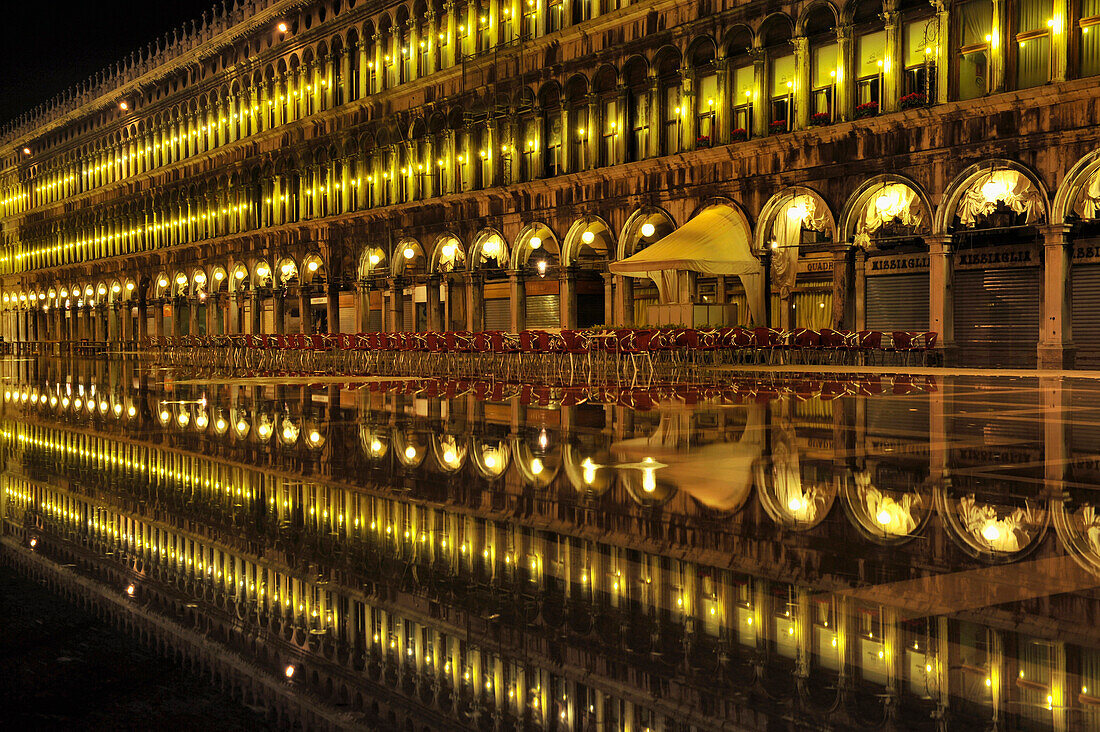 Spiegelung, Piazza San Marco in der Nacht, Hochwasser, Aqua Alta, Veneto, Venedig, Italien