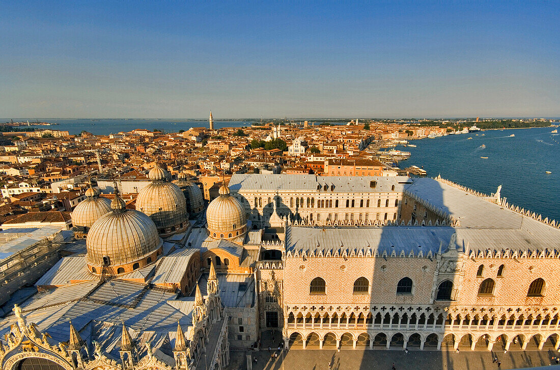 Blick vom Campanile, Panorama, Basilika San Marco, Dogenpalast, Venedig, Italien