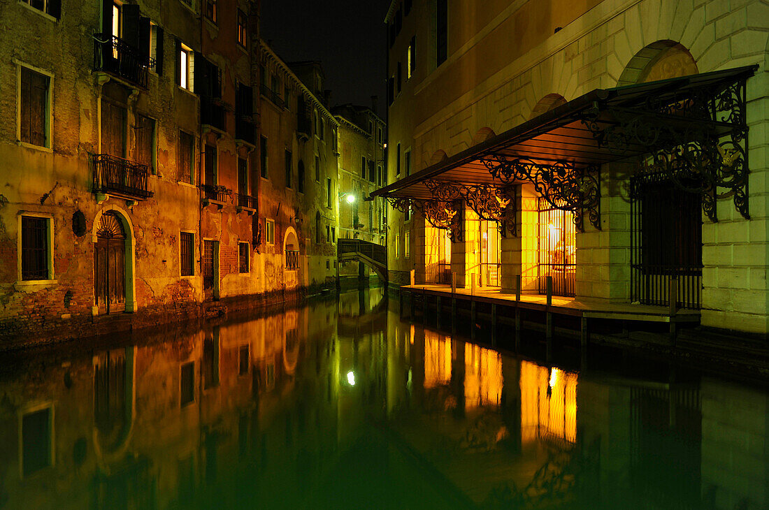 Nachtfoto, Rückeingang, La Fenice, Venedig, Veneto, Italien