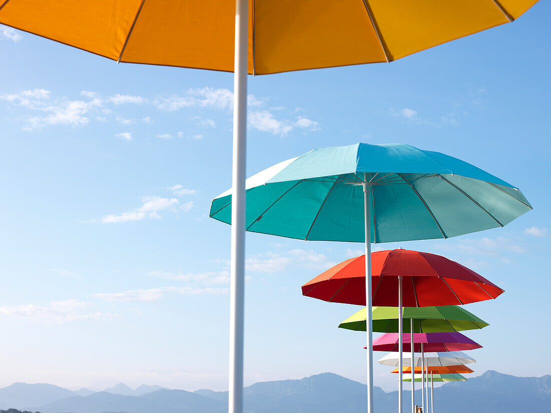 Bunte Sonnenschirme auf Steg, Seebruck, Chiemsee, Bayern, Deutschland