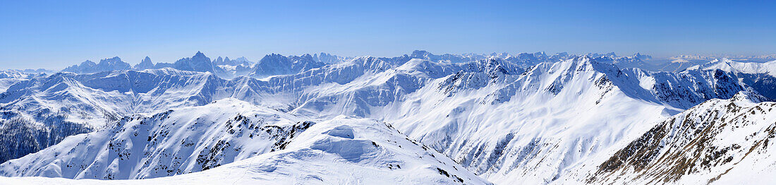 Panorama schneebedeckter Gipfel der Alpen, Kreuzspitze, Villgratner Berge, Hohe Tauern, Osttirol, Österreich