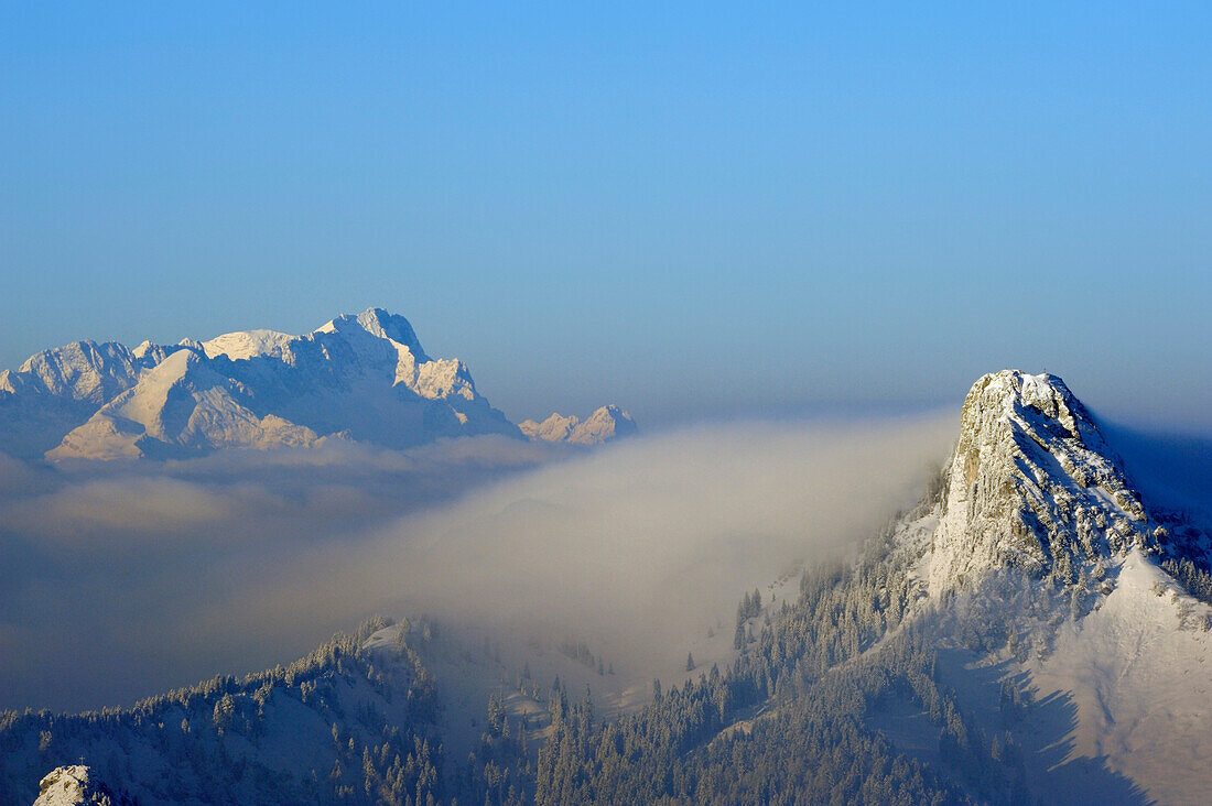 Alpspitze, Zugspitze und Roßstein über Nebelmeer, Wallberg, Bayerische Alpen, Oberbayern, Bayern, Deutschland
