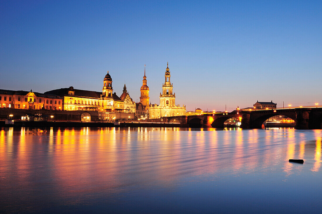 Blick über Elbe auf beleuchtete Altstadt, Dresden, Sachsen, Deutschland