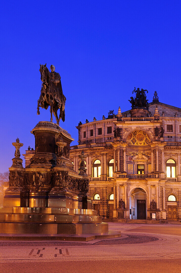 Theaterplatz mit Semperoper und König Johann Reiterstandbild, Dresden, Sachsen, Deutschland