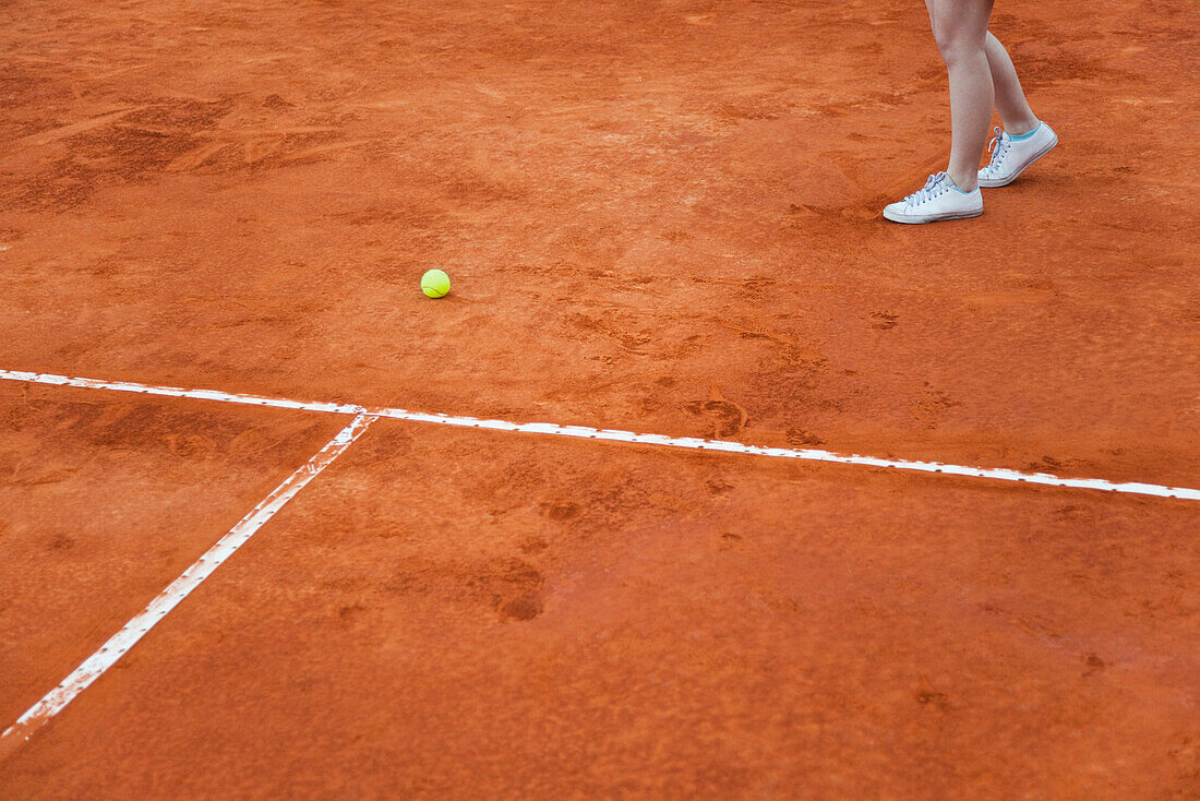 Tennis player approaching missed ball, cropped