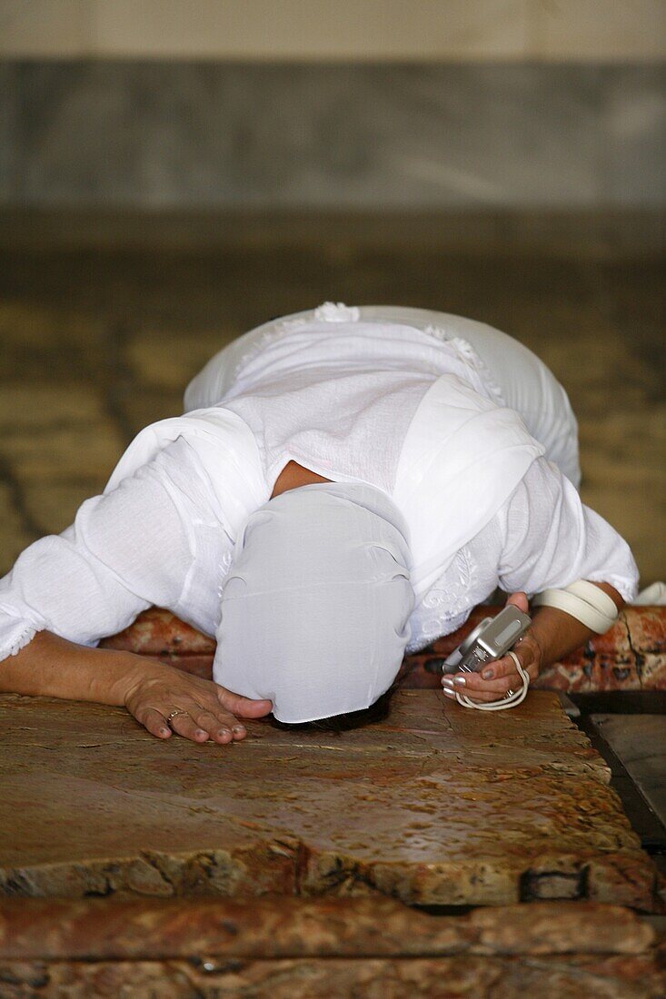 Israël, Jérusalem, Worshipper at the Stone of the Anointing. Church of the Holy Sepulchre.