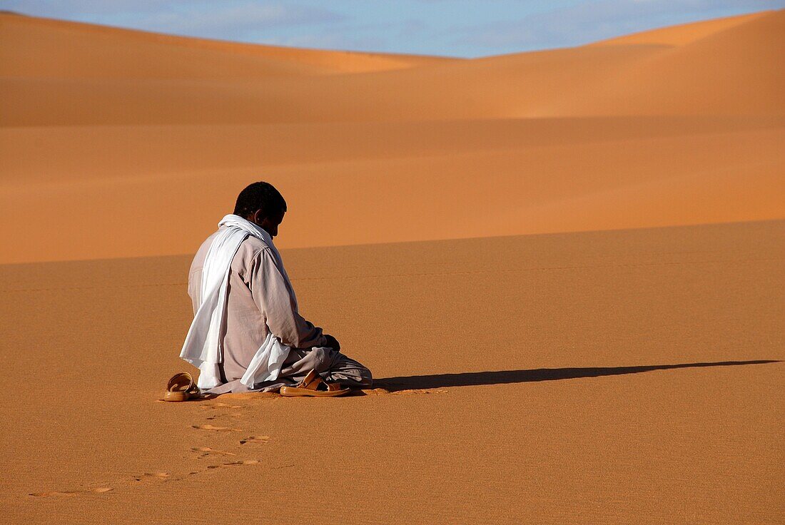 LIBYE, SEBHA, Muslim prayer in the desert