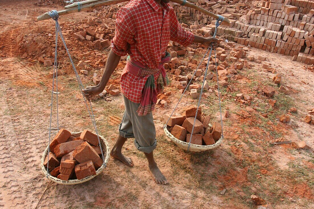 Inde, Worker in a West Bengal brick factory