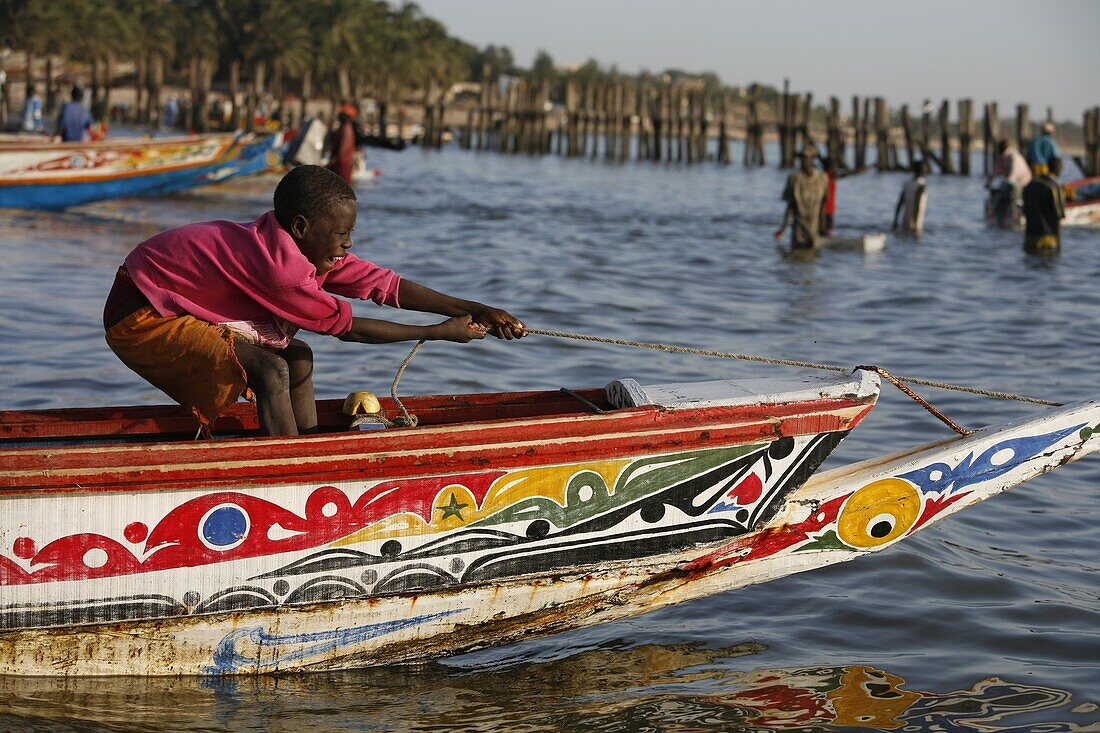 Sénégal, Boy on fishing boat