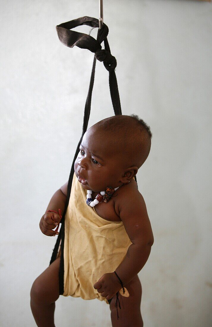 Sénégal, Baby weighing in a dispensary