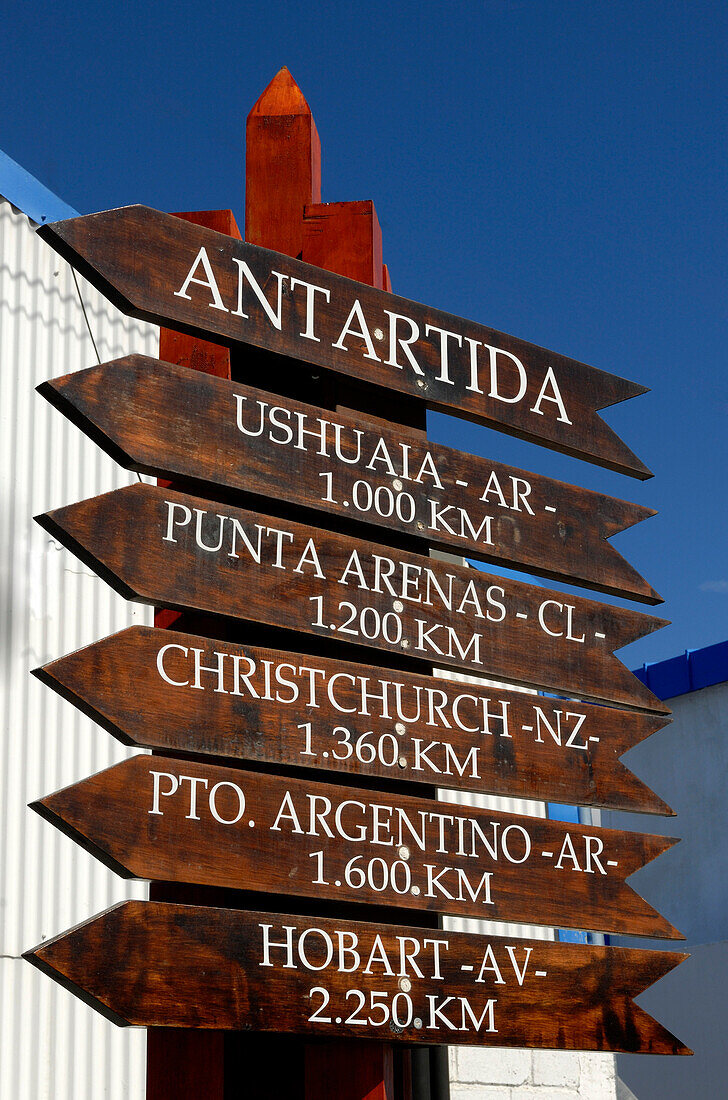 Argentina, Patagonia, Tierra del Fuego, Ushuaia, distance signboard