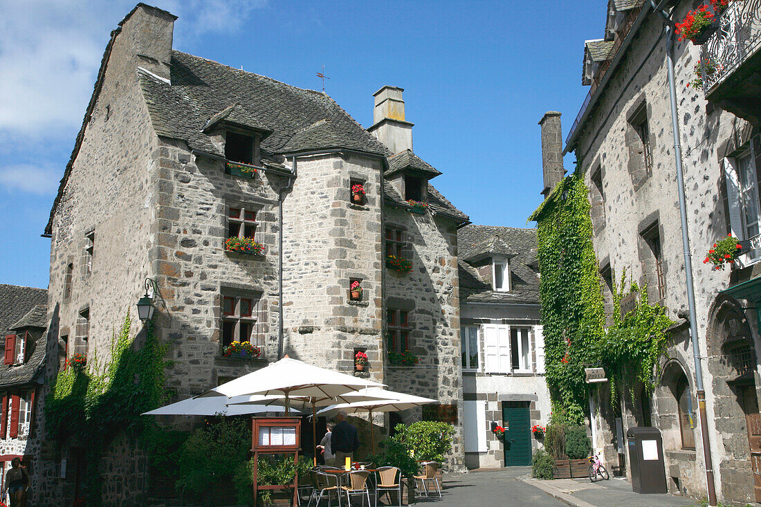 France, Auvergne, Cantal, Salers, Tyssendier d'Escous square, house from 16th century