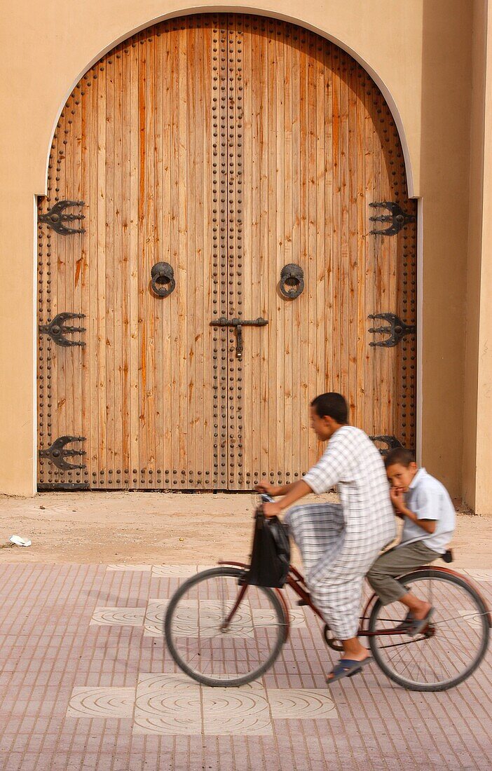 Maroc, Taroudan, Father and son on bicycle