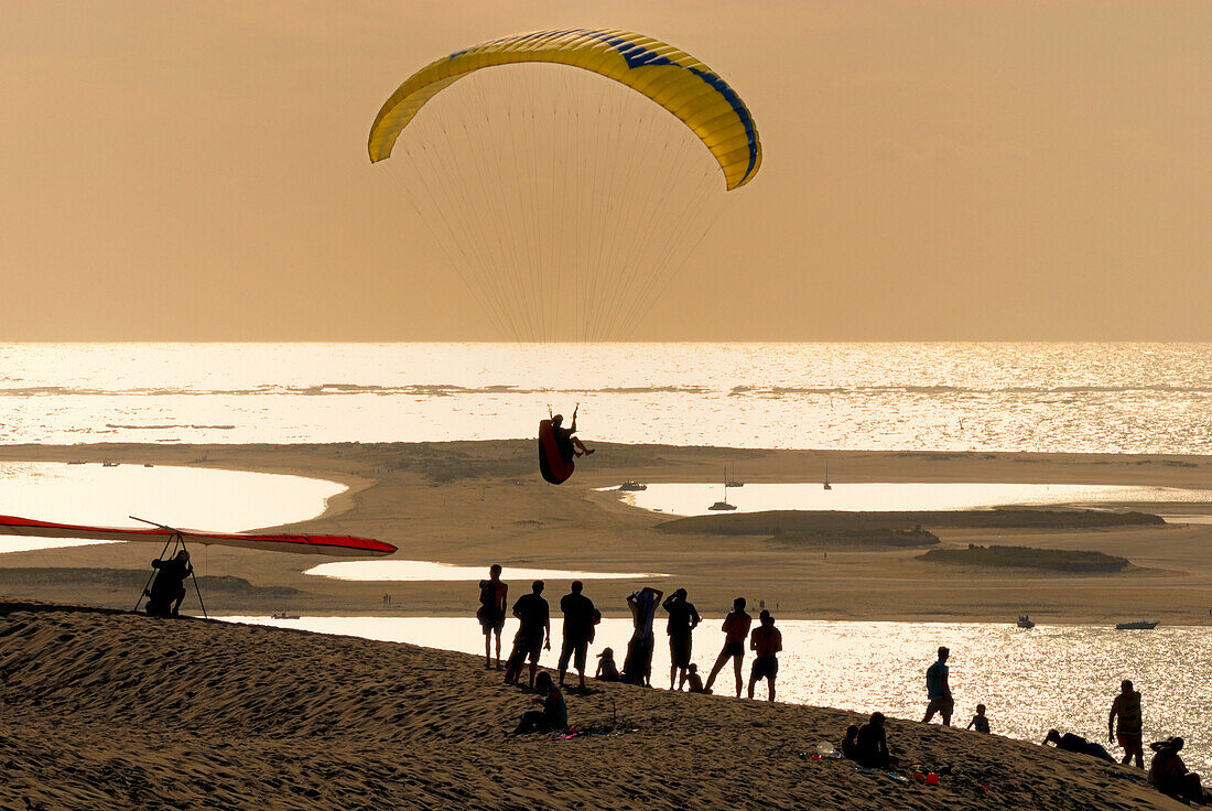 France, Aquitaine, Gironde, Bassin d'Arcachon, dune du Pilat at sunset, paragliding