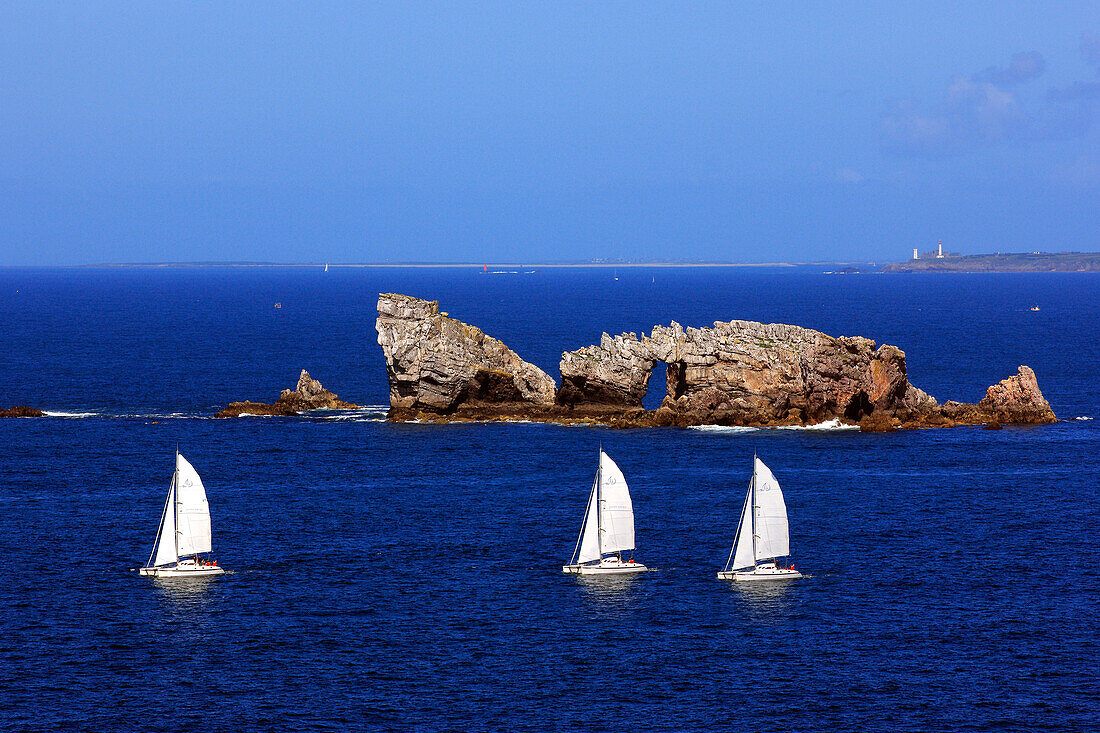 France, Brittany, Finistere, Presqu'ile de Crozon, 3 sailboats