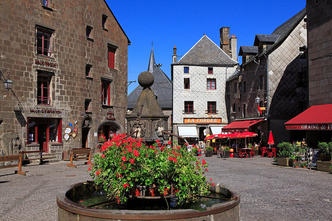 France, Auvergne, Puy de Dome, Besse en Chandesse, fountain