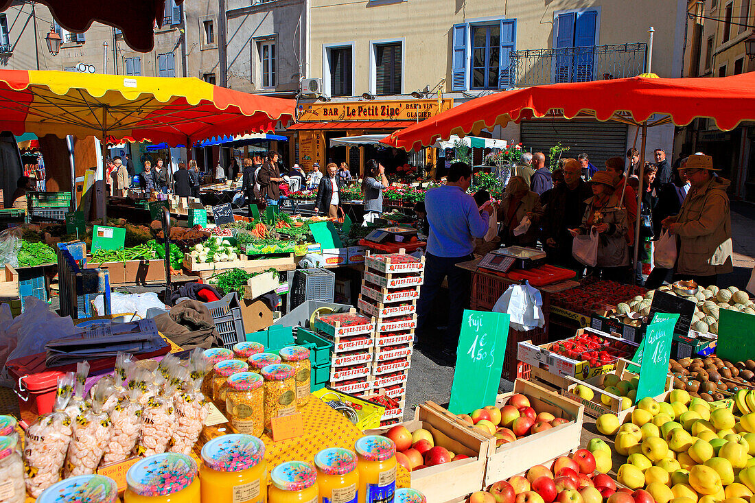 France, Provence, Vaucluse, Apt, market, honey seller