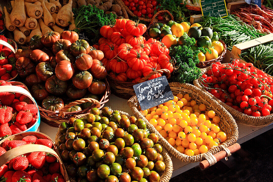 France, Provence, Vaucluse, Apt, market, tomatoes display