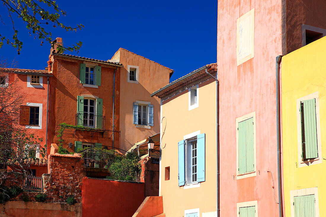 France, Provence, Vaucluse, Roussillon, colored facades
