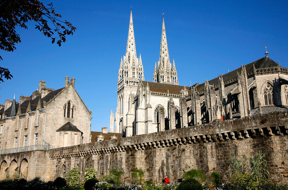 France, Bretagne, Finistere, Quimper, Saint Corentin cathedral and ramparts