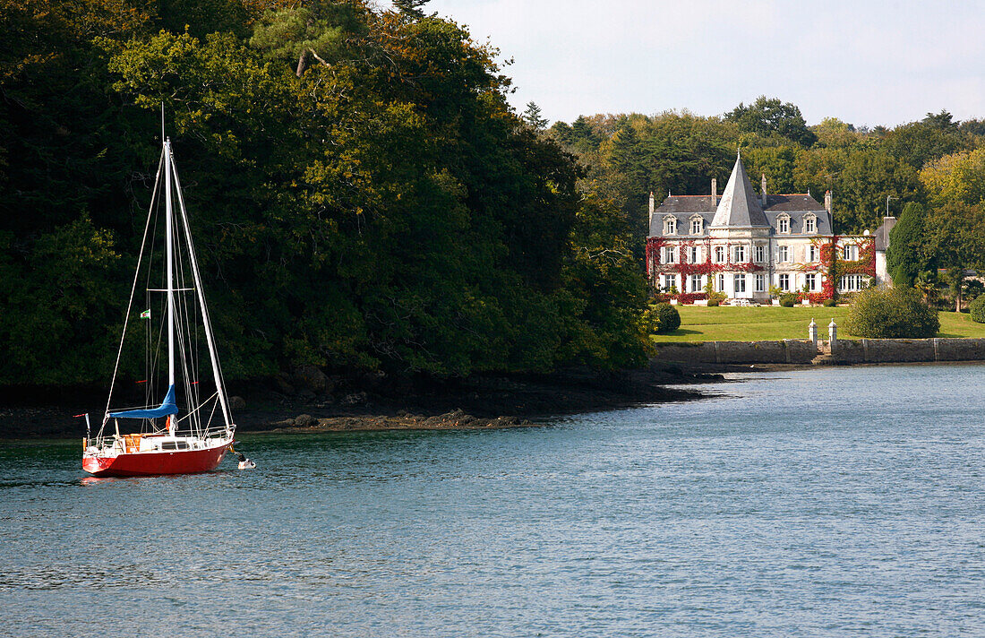 France, Bretagne, Finistere, Quimper, Kerousien castle and Odet river