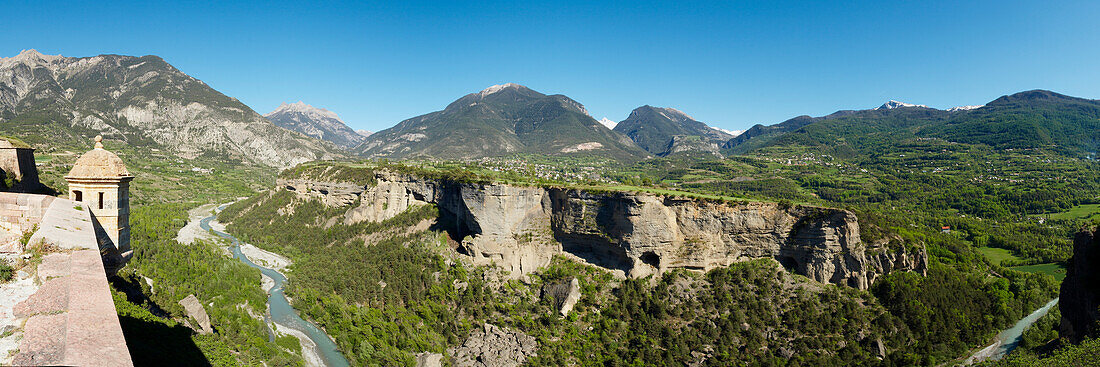 'France, Alps, Hautes Alpes, le Guil in ''vallée des Masques'', Mont Dauphin rampart in the foreground'
