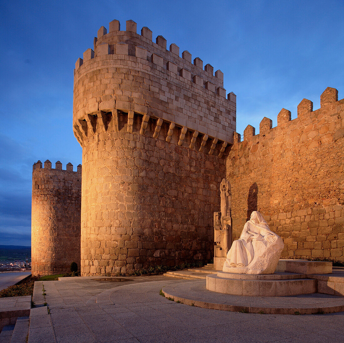 Spain, Castilla Leon, Ávila, fortified city walls, Saint Teresa statue