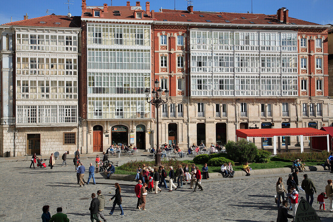 Spain, Castilla Leon, Burgos, Plaza del Rey San Fernando, people