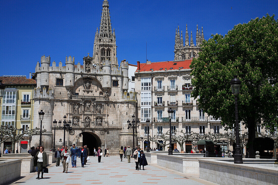 Spain, Castilla Leon, Burgos, Arco de Santa Maria, Paseo del Espolon