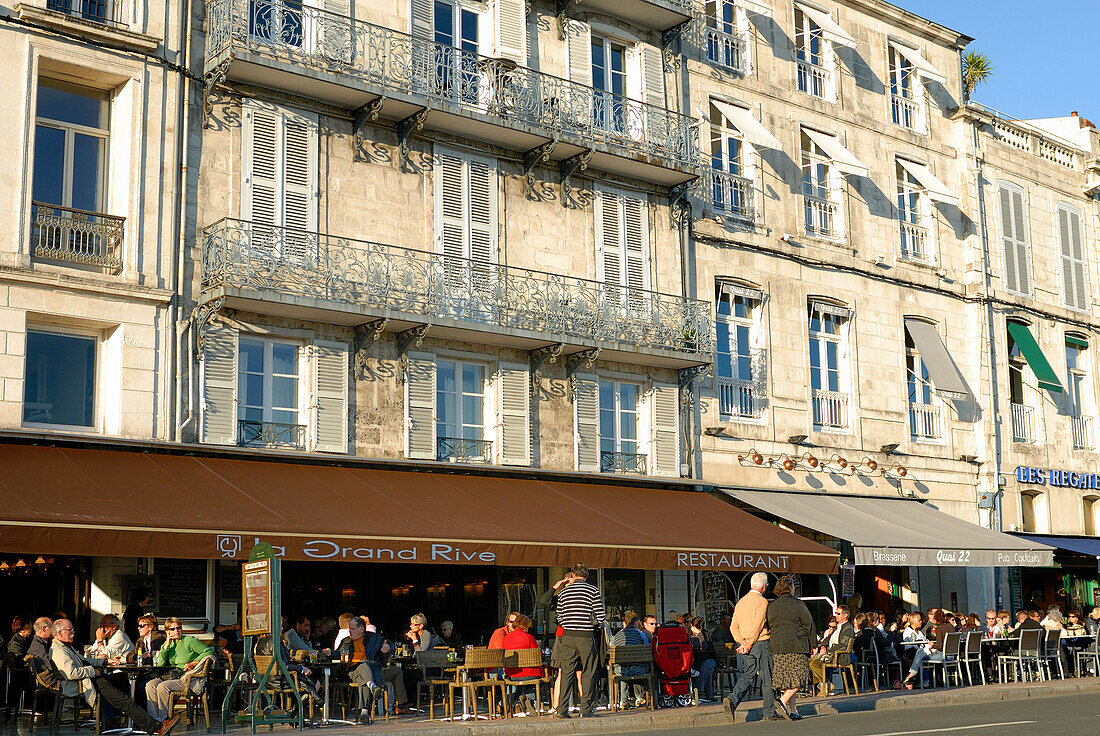 France, Poitou-Charentes, Charente-Maritime, La Rochelle, café terraces