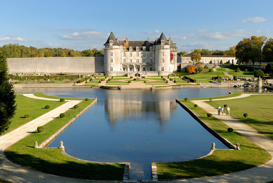 France, Charente-Maritime. Poitou-Charentes, La Roche-Courbon castle (XVI°-XVII°) and basin